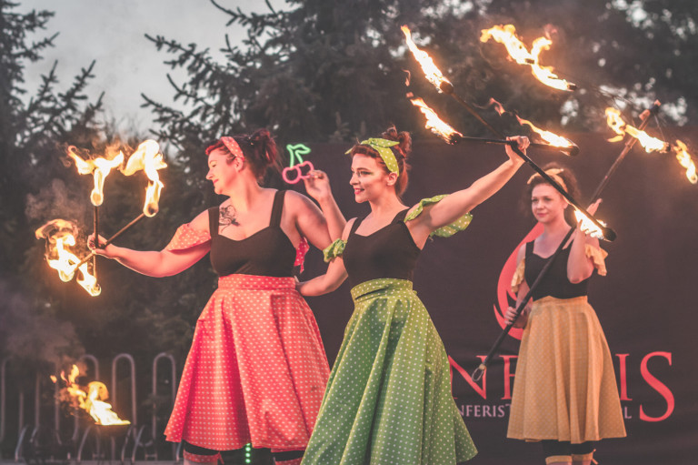 Inferis Teatr Ognia pin up fireshow