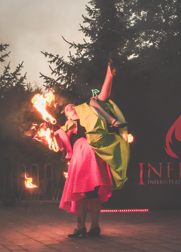 Inferis Teatr Ognia pin up fireshow